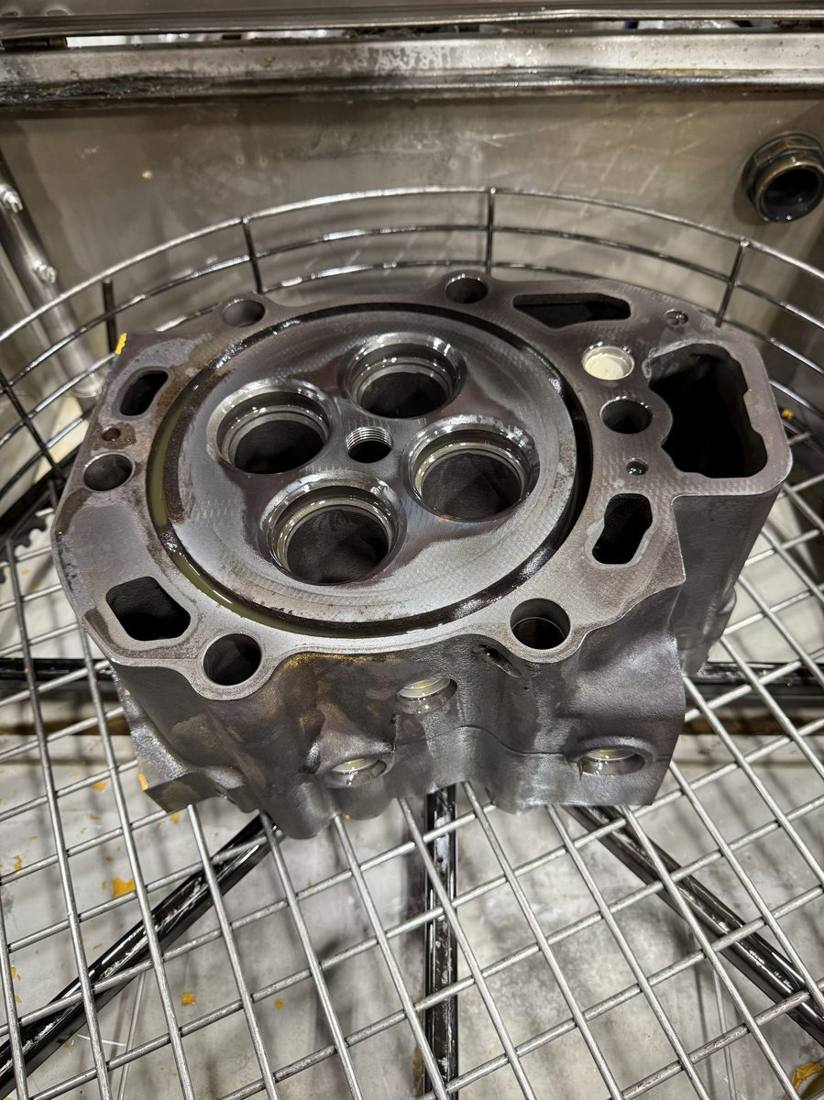 Culata de motor limpia tras 45 minutos con Houghto-Strip 8900