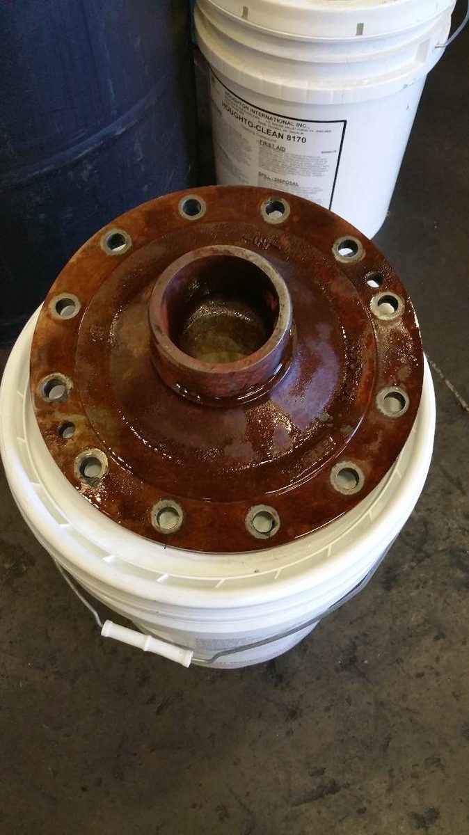 Masa de rueda con óxido y grasa antes de limpieza