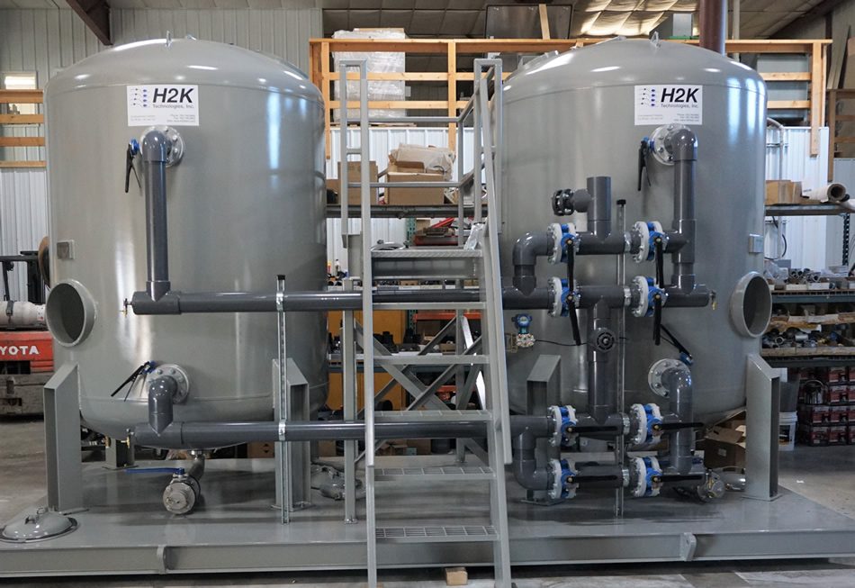 Estanques de carbon activado en fase liquida H2K Technologies montados en skid con plataforma