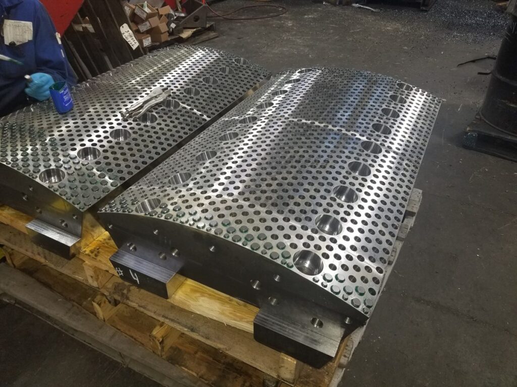 Rodillo HPGR con studs de carburo de tungsteno fabricado por Cast Steel Products