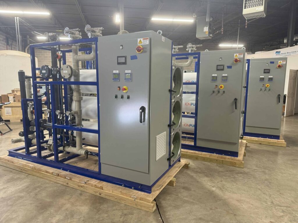 Tres trenes de electrodeionizacion EDI de Agape Water Solutions para produccion de agua ultrapura