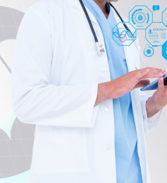 medico-revisando-tablet_1134-206